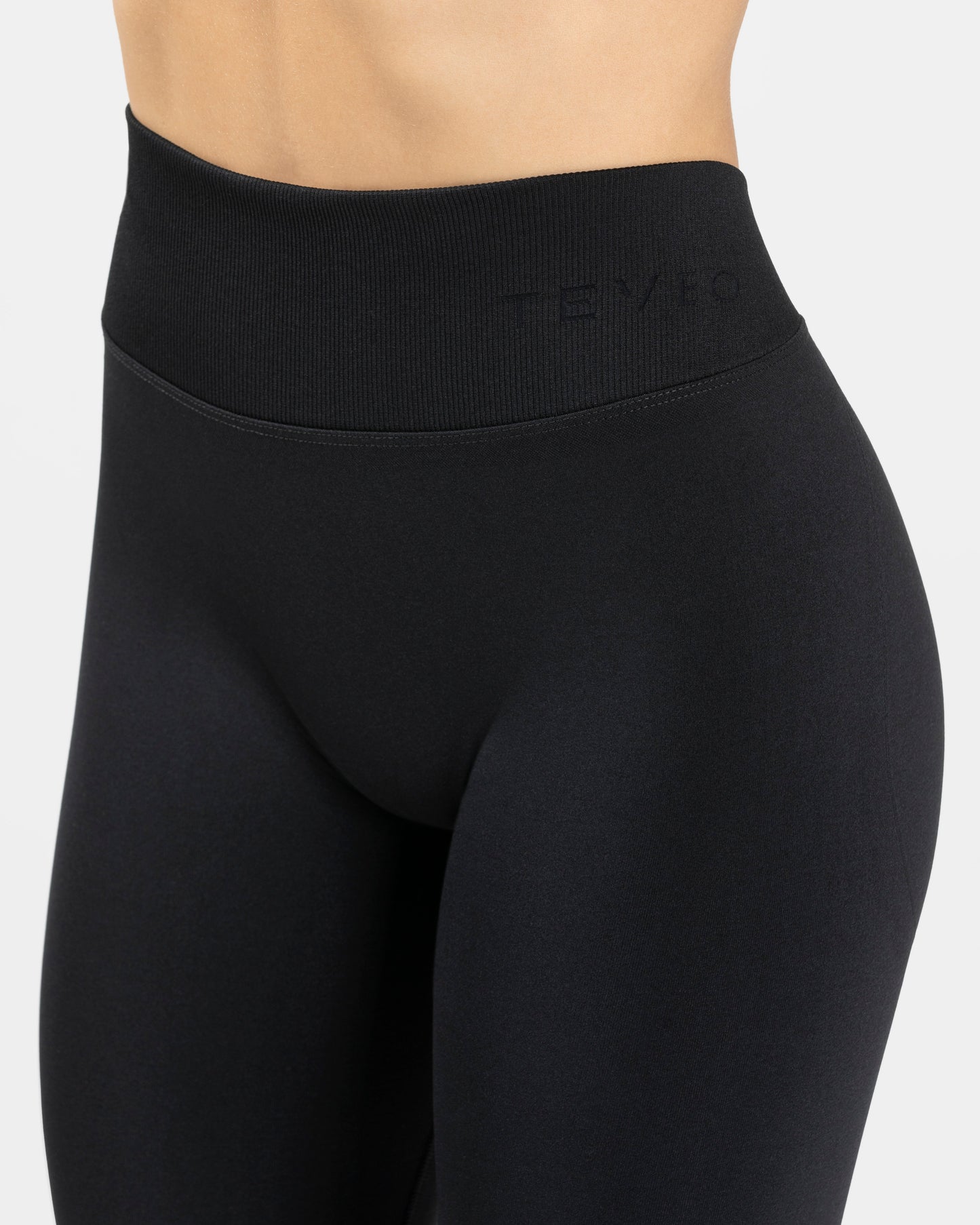 Legging dos en V Covert scrunch Essence « Noir »