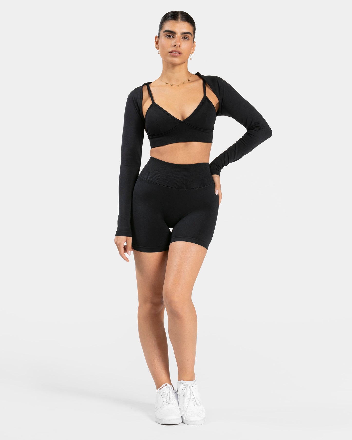 Short dos en V Covert scrunch Essence « Noir »