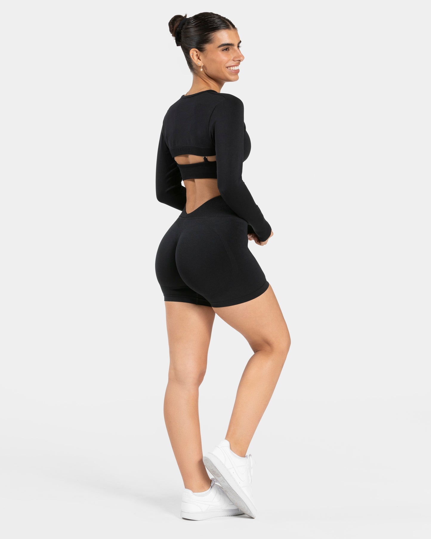 Short dos en V Covert scrunch Essence « Noir »